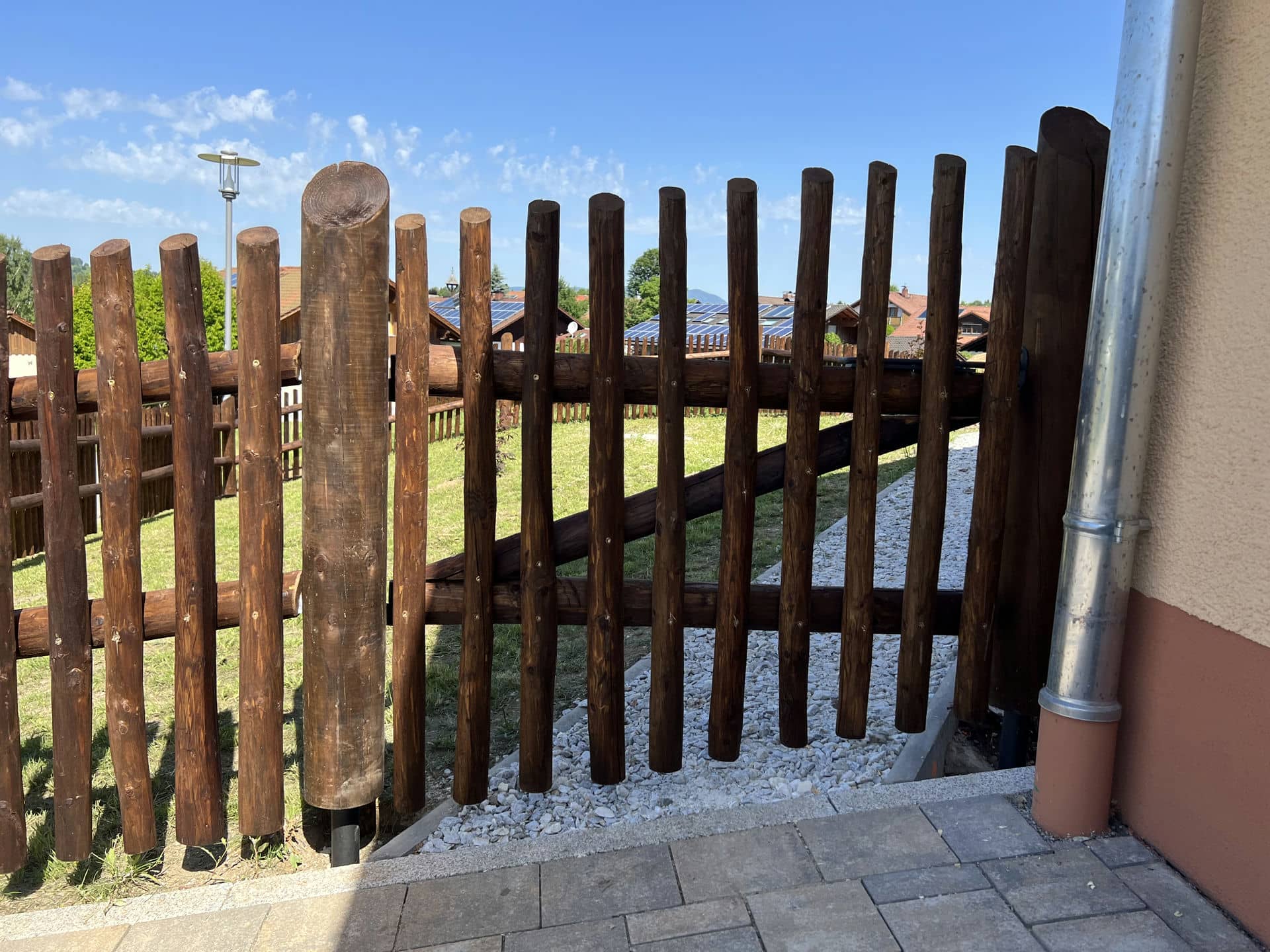 Obrázek 1 / Dřevěné ploty - strojně loupané   - realizace Frauenau 6-2022